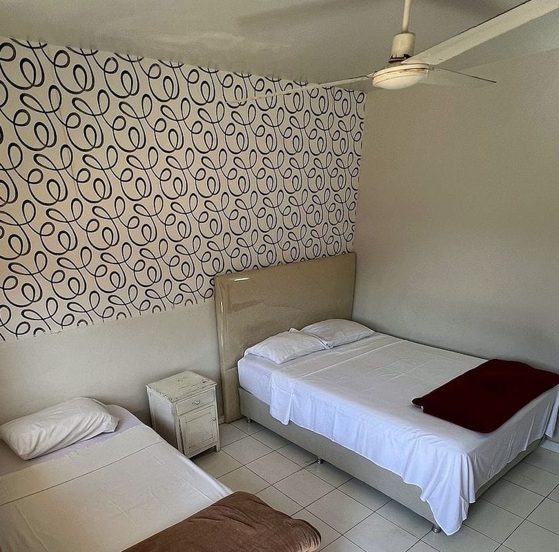 Una habitación con dos camas de una plaza