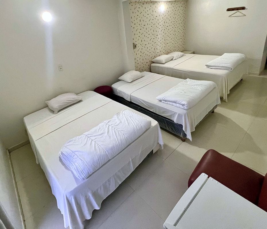 Una habitación con tres camas