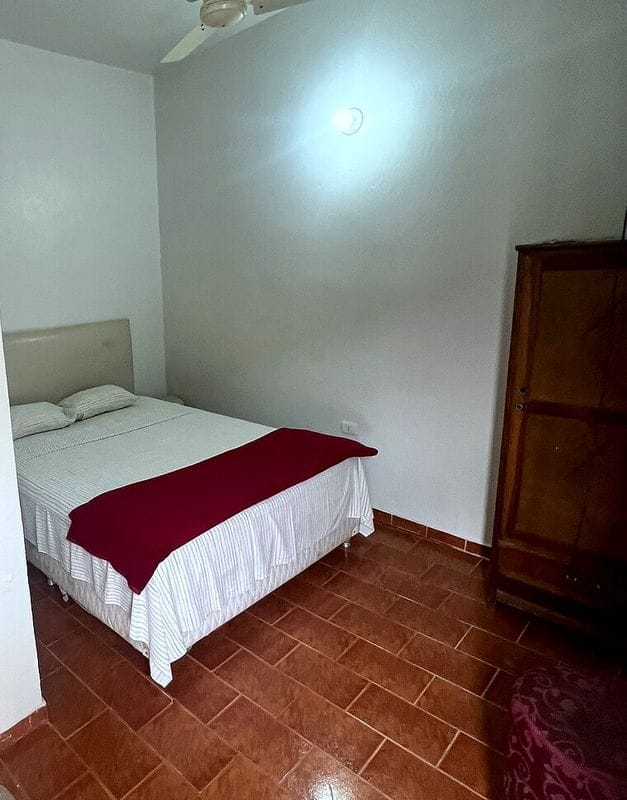 Una habitación con una cama de una plaza