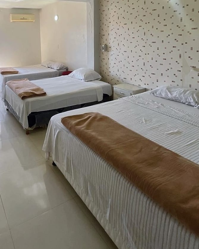 La suite familiar, con una cama queen y dos de plaza y media