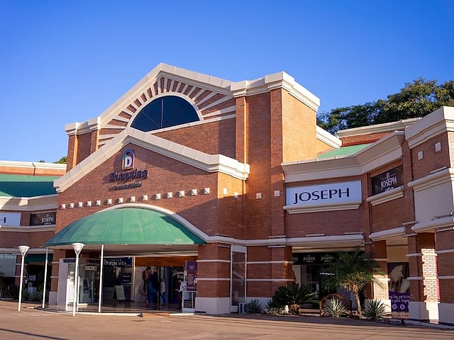 D Shopping Coronel Oviedo: La entrada del shopping, de ladrillo y con cúpula