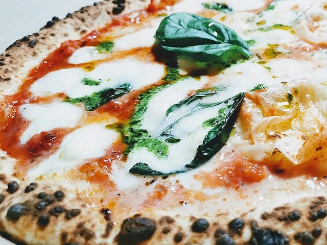 Pinasca: Una pizza margarita recién salida del horno