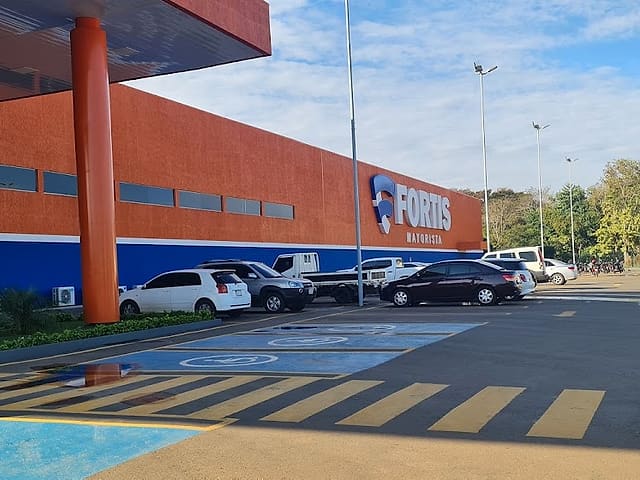 Fortis: El frente del supermercado con su estacionamiento