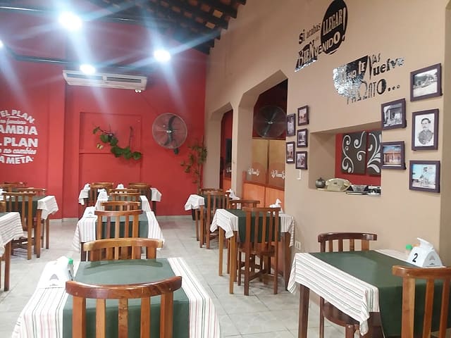Restaurante Noemí: El salón del restaurante, con mesas de mantel blanco