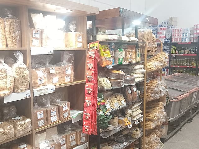 Comercial Elena: Las góndolas del almacén, con panificados