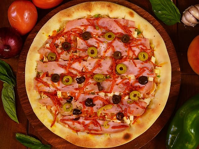 Tía Noe: Una pizza artesanal con jamón y aceitunas