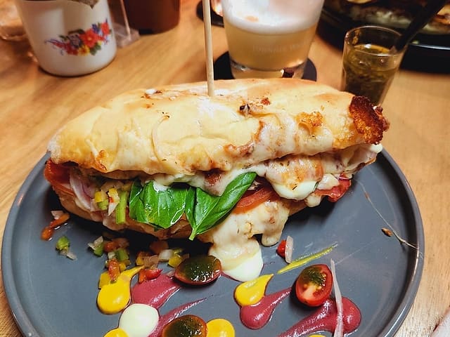 DOMA Resto: Un sándwich de autor servido en plato