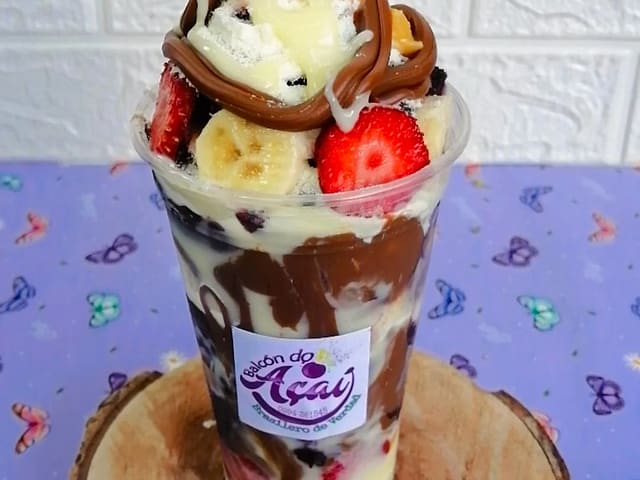 Balcón do Açaí: Un vaso de açaí con frutillas, banana y chocolate
