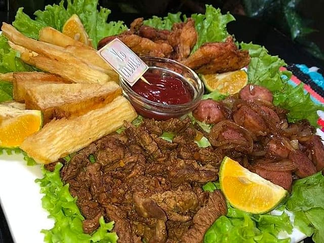 La Negrita Artesanal: Una tabla de carne con mandioca y ensalada