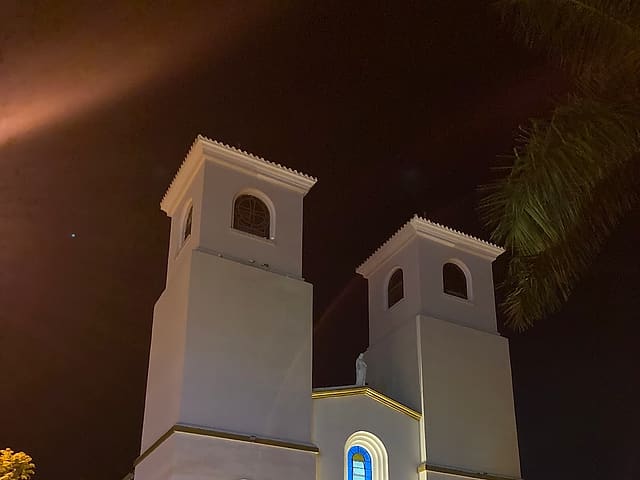 Catedral Virgen del Rosario: La fachada blanca de la catedral, iluminada de noche