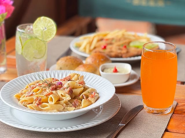 Bossa Nova: Pastas y jugos servidos en la mesa