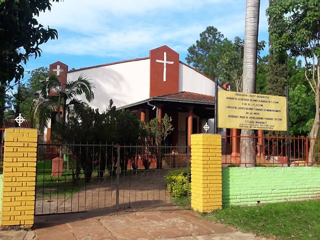 Parroquia Cristo Redentor: El frente de la parroquia, con su cruz blanca